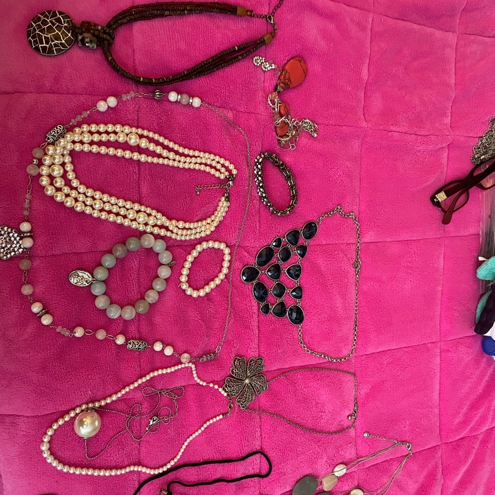 Lot of costume jewelry. Necklaces, Bracelets, and earrings.